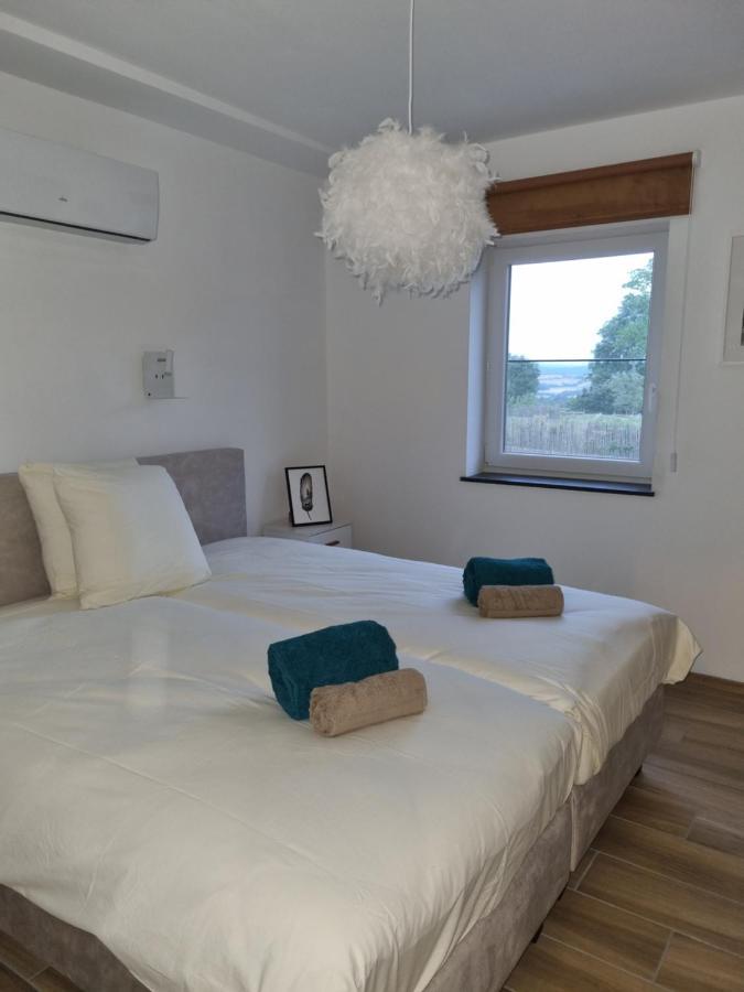 Cerf, Ouvre-Moi B&B โรชฟอร์ ภายนอก รูปภาพ