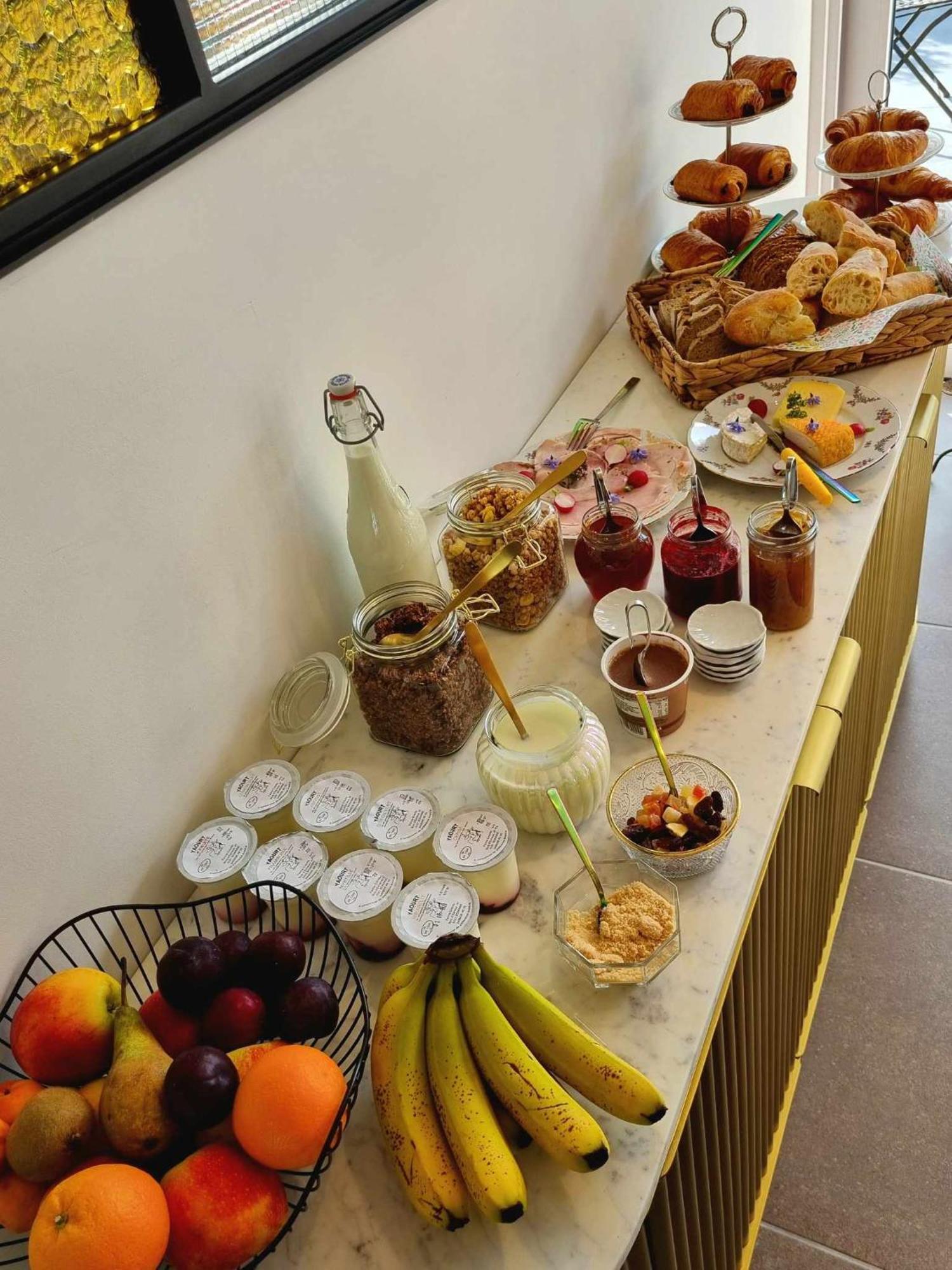 Cerf, Ouvre-Moi B&B โรชฟอร์ ภายนอก รูปภาพ