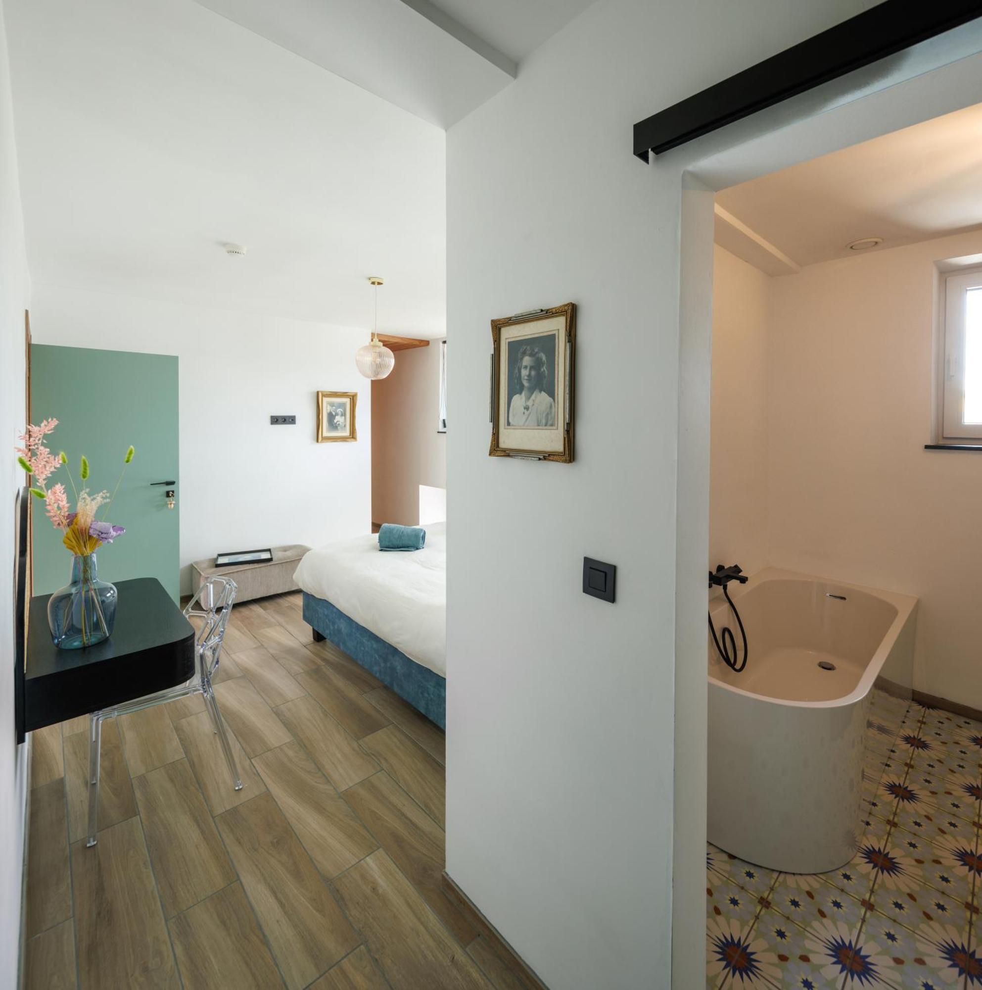 Cerf, Ouvre-Moi B&B โรชฟอร์ ภายนอก รูปภาพ